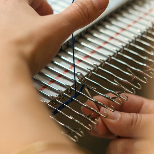 Schal stricken an der Strickmaschine