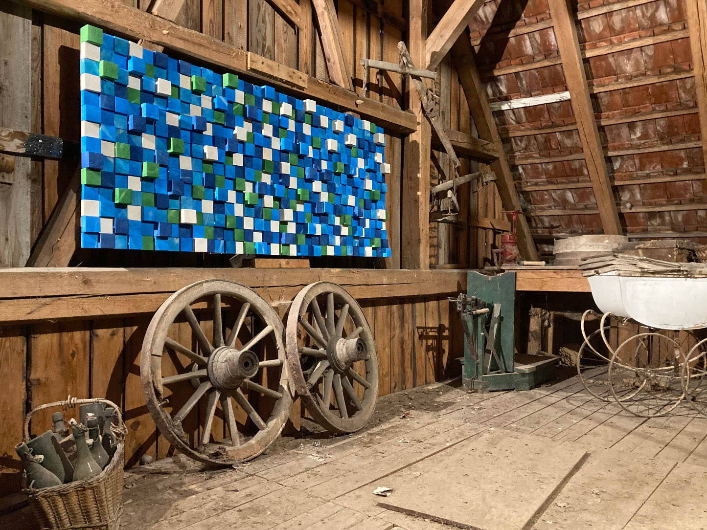 Fertigen von Holzwürfel-Wandkunst – Dekoration und Akustik