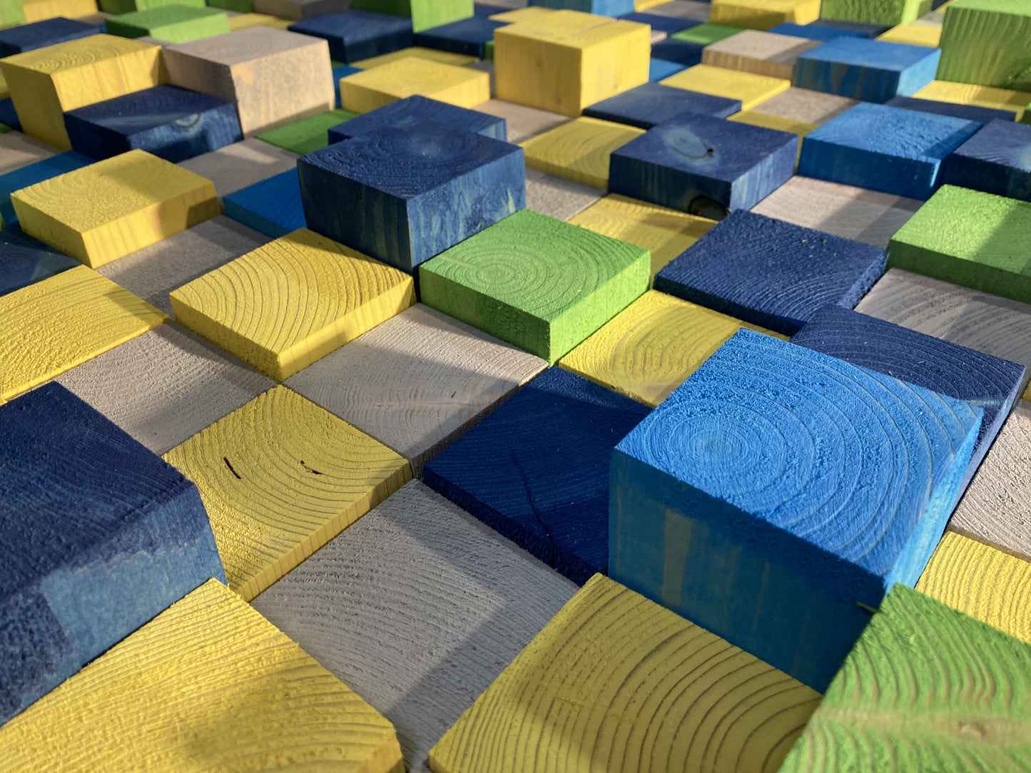 Fertigen von Holzwürfel-Wandkunst – Dekoration und Akustik