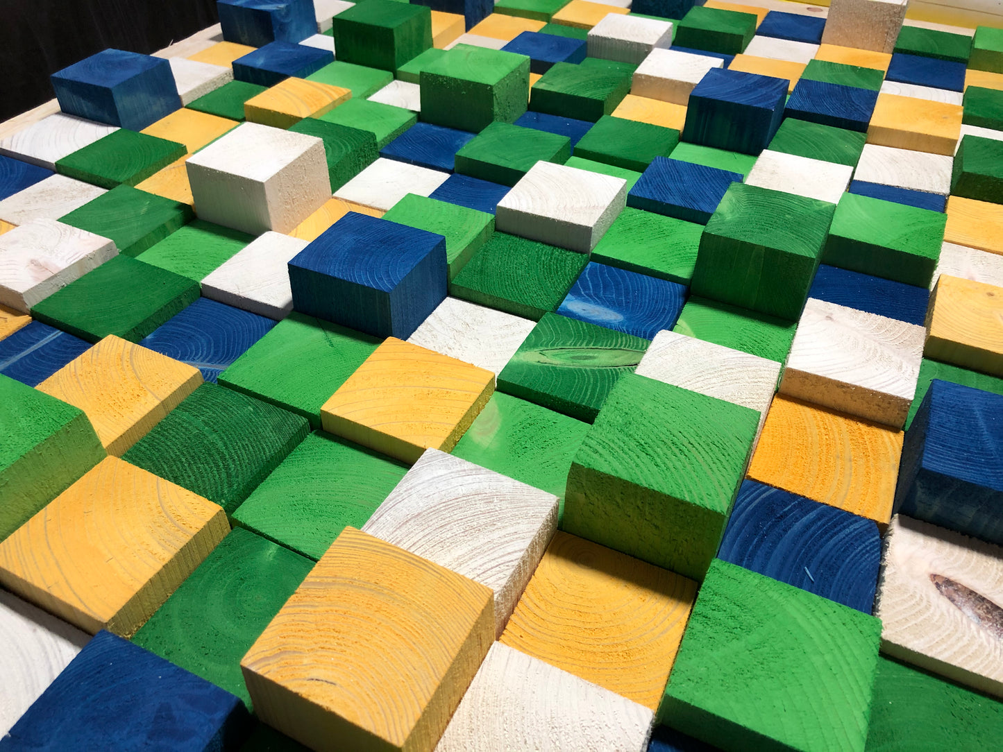 Fertigen von Holzwürfel-Wandkunst – Dekoration und Akustik