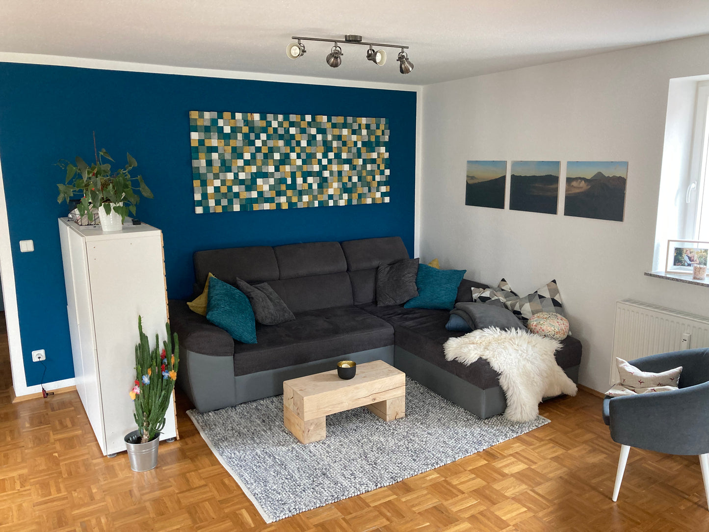 Fertigen von Holzwürfel-Wandkunst – Dekoration und Akustik