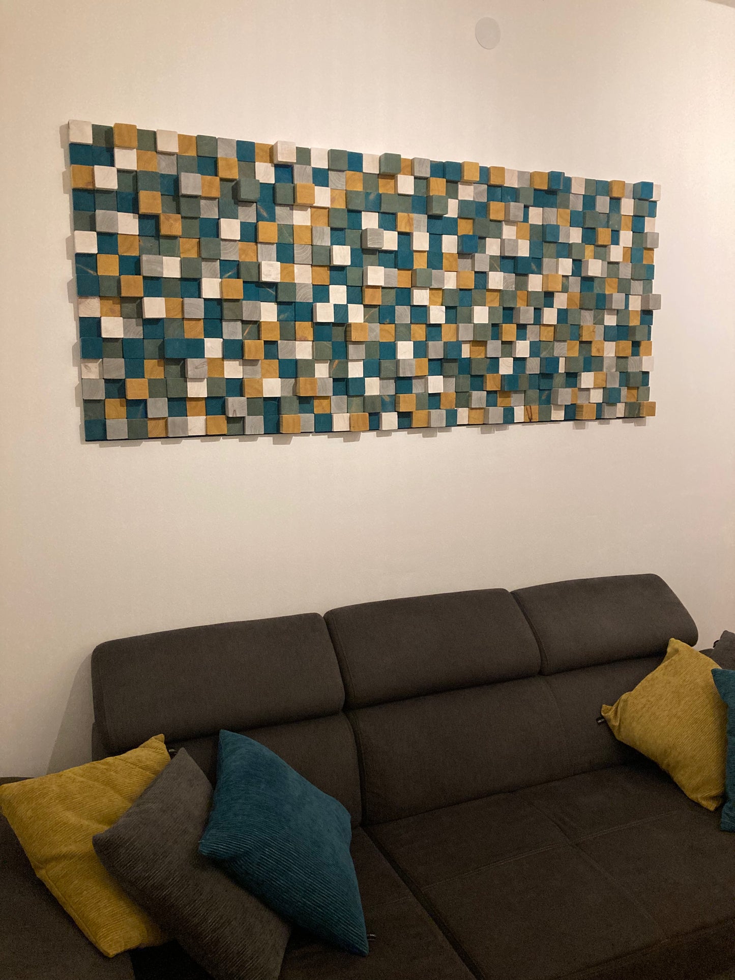 Fertigen von Holzwürfel-Wandkunst – Dekoration und Akustik