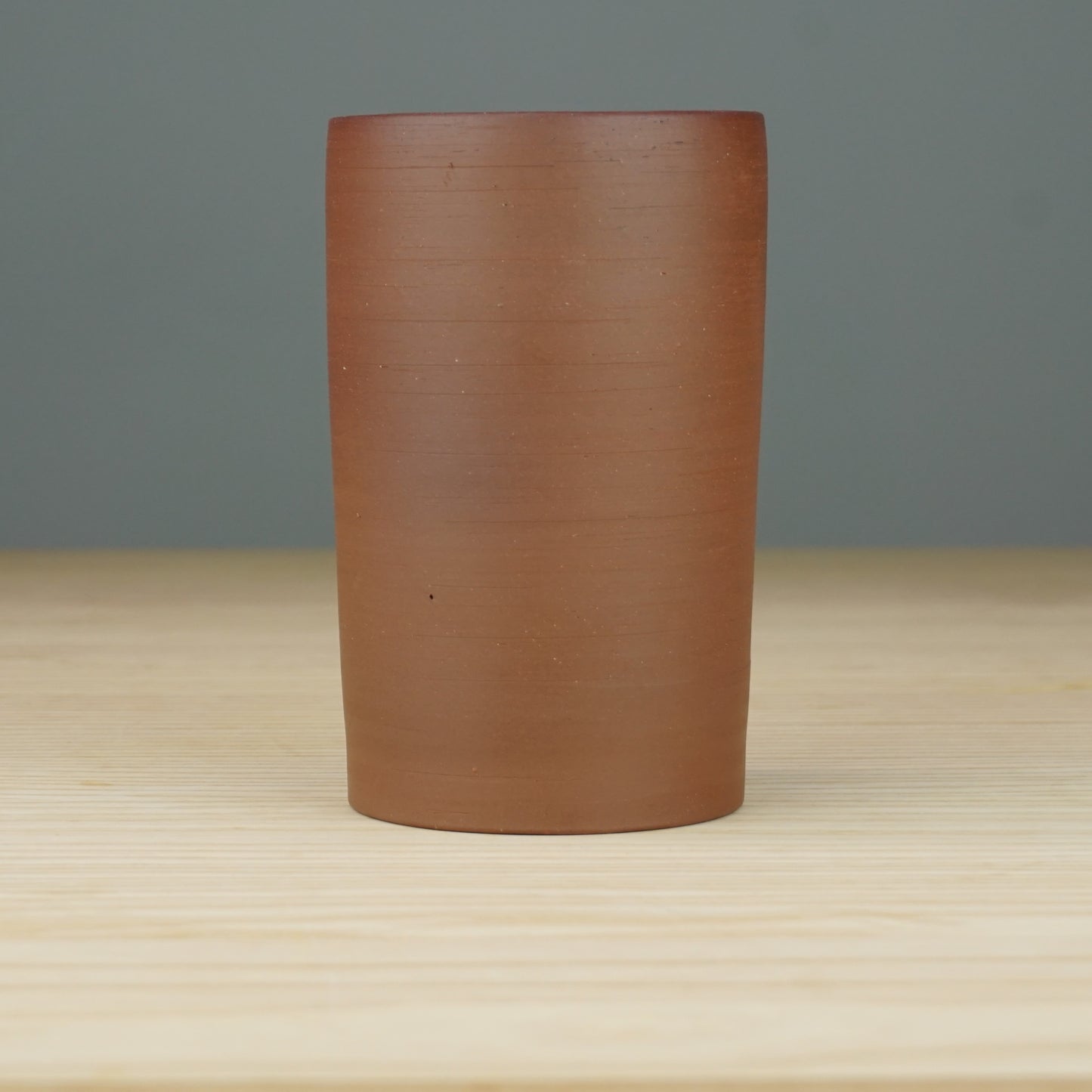 Vase (schmal), aus rotem Ton, innen glasiert