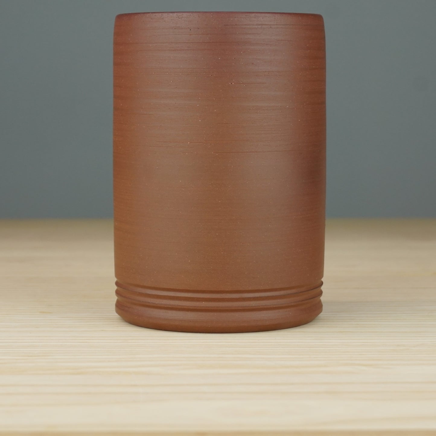 Vase (breit) aus rotem Ton, innen glasiert, mit verziertem Sockel