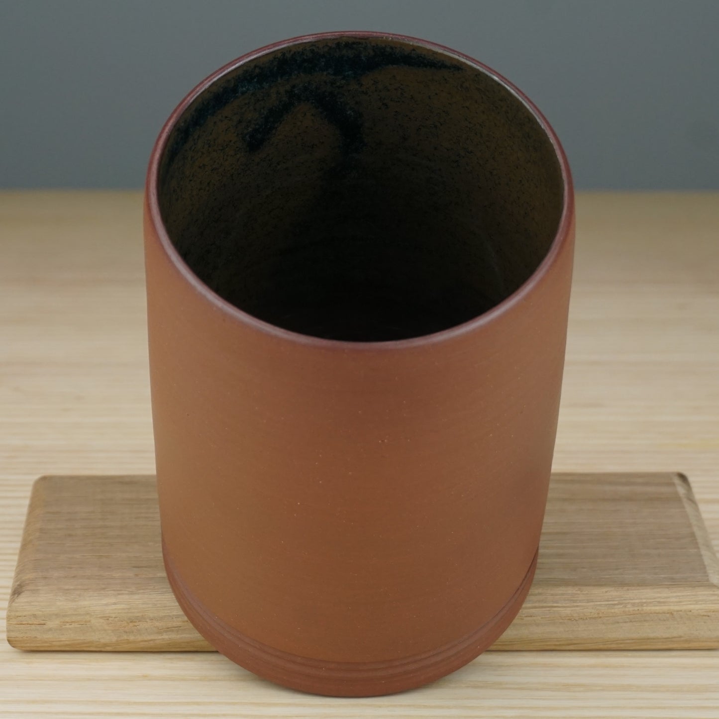 Vase (breit) aus rotem Ton, innen glasiert, mit verziertem Sockel