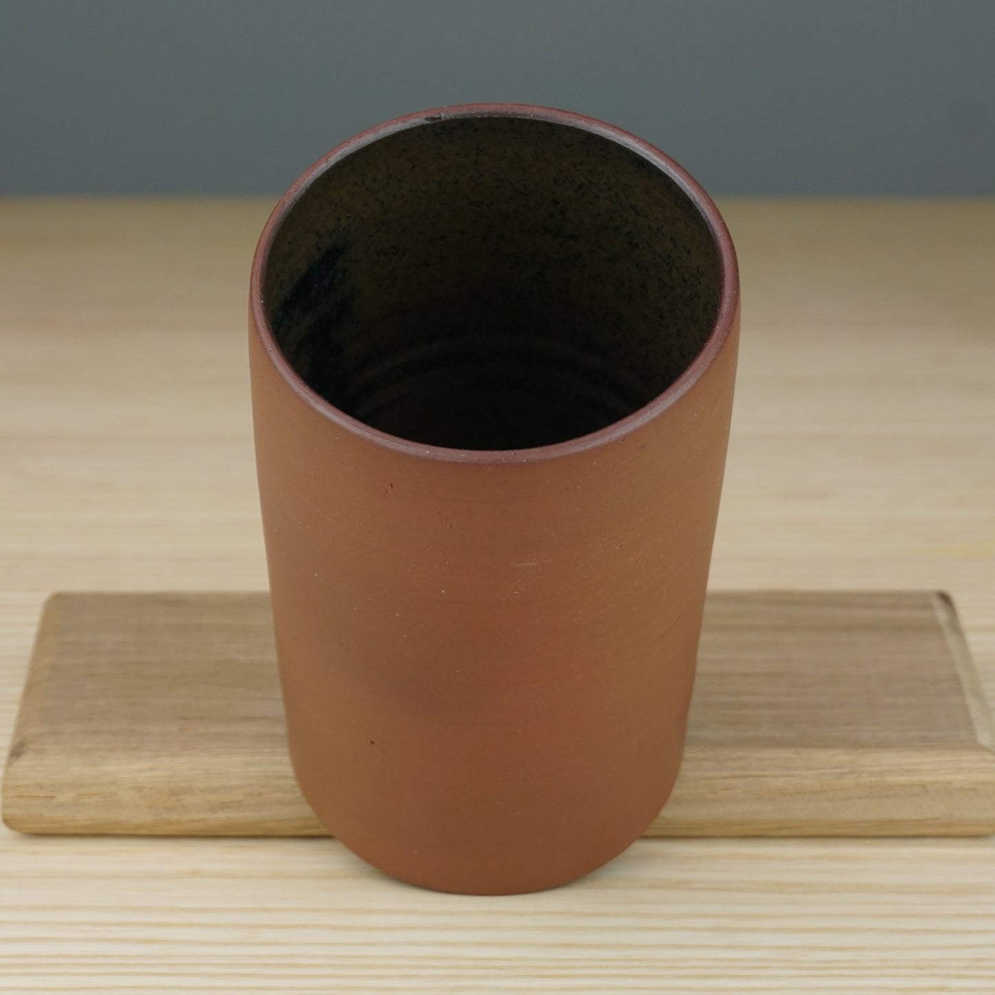 Vase (schmal), aus rotem Ton, innen glasiert