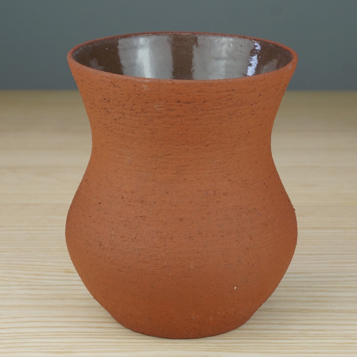 Vase, aus rotem rauen Ton, innen klar glasiert, außen roh