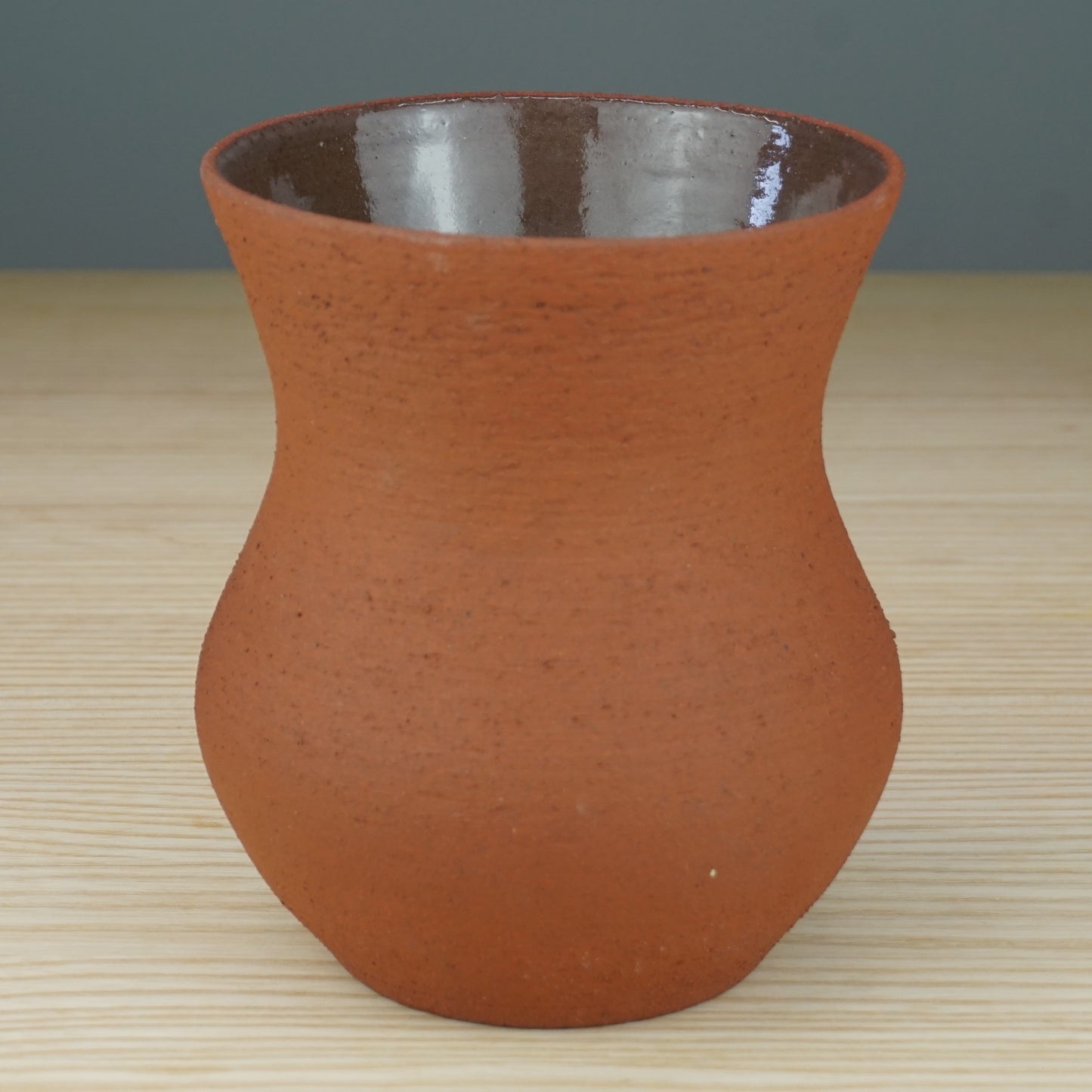 Vase, aus rotem rauen Ton, innen klar glasiert, außen roh