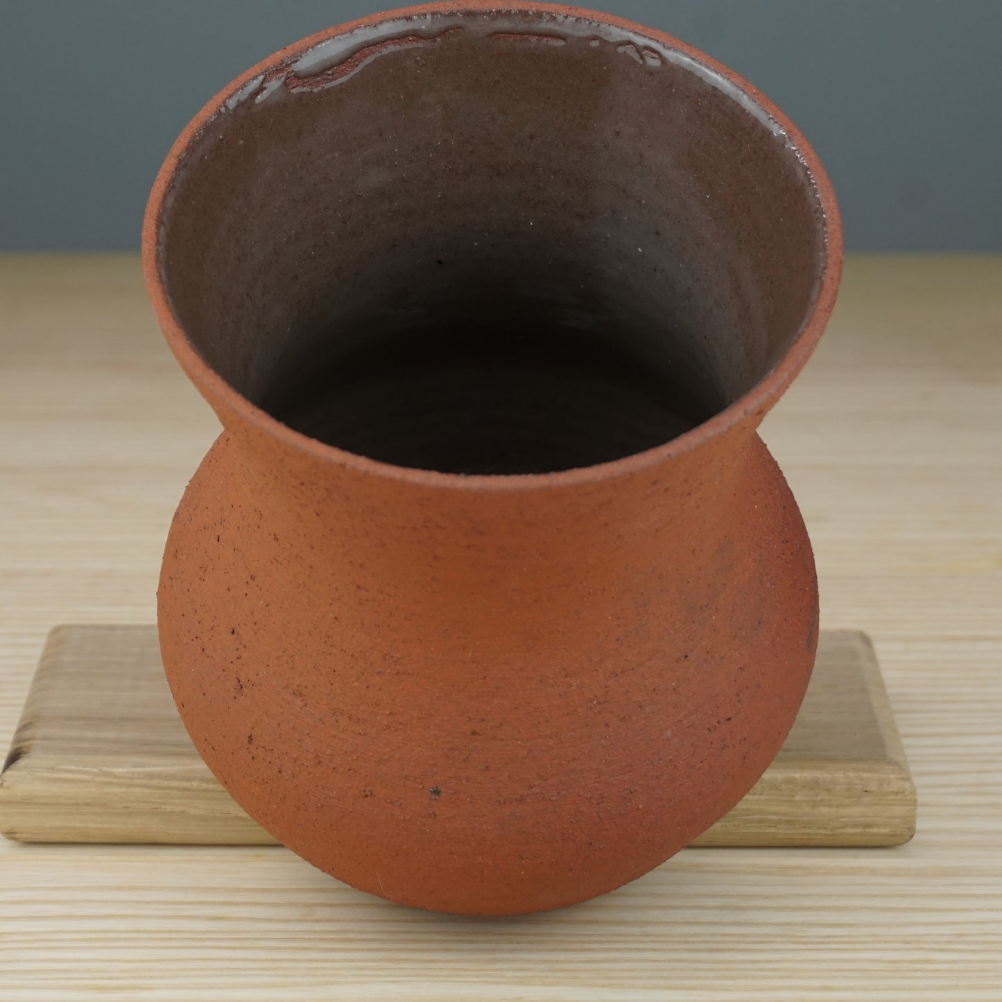 Vase, aus rotem rauen Ton, innen klar glasiert, außen roh