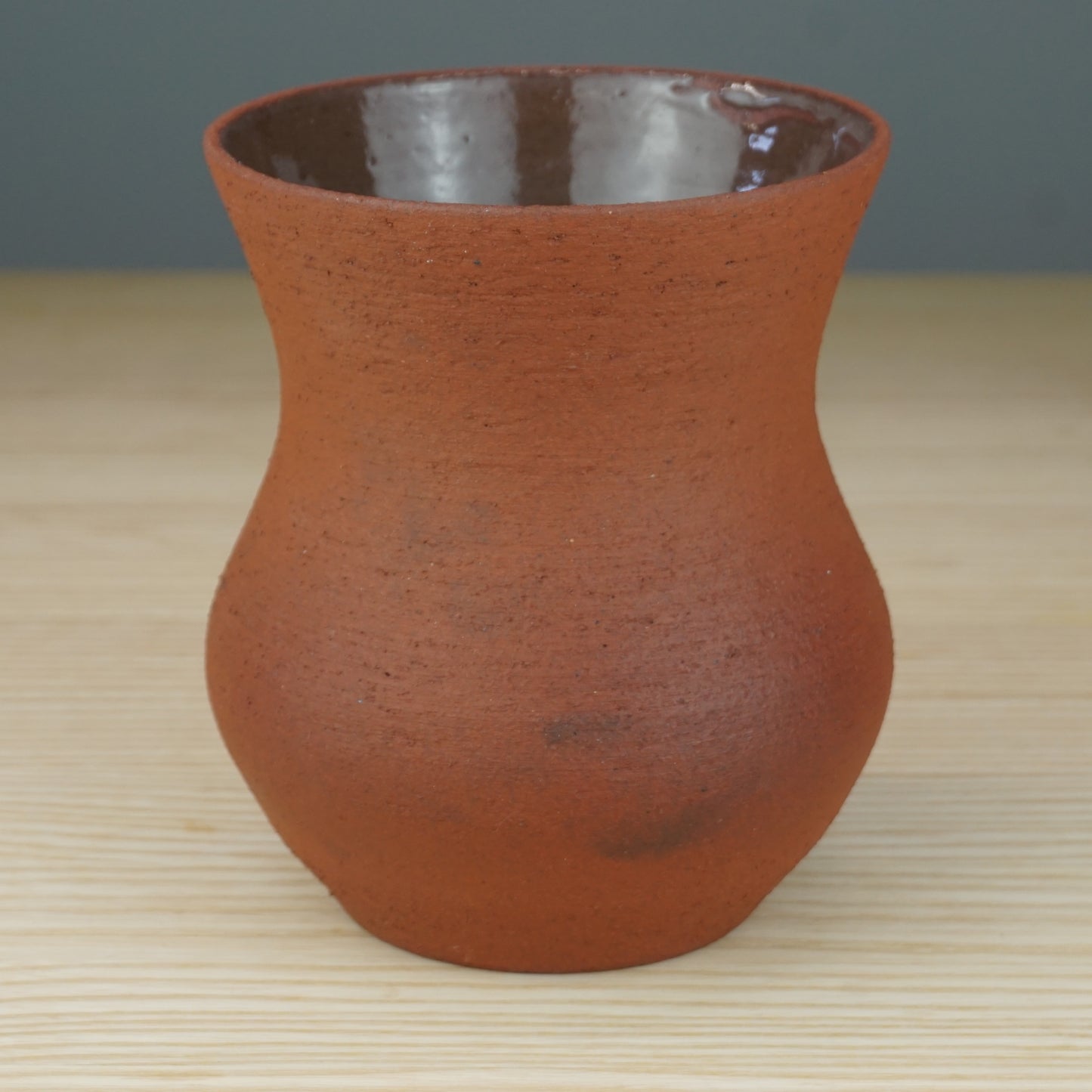 Vase, aus rotem rauen Ton, innen klar glasiert, außen roh